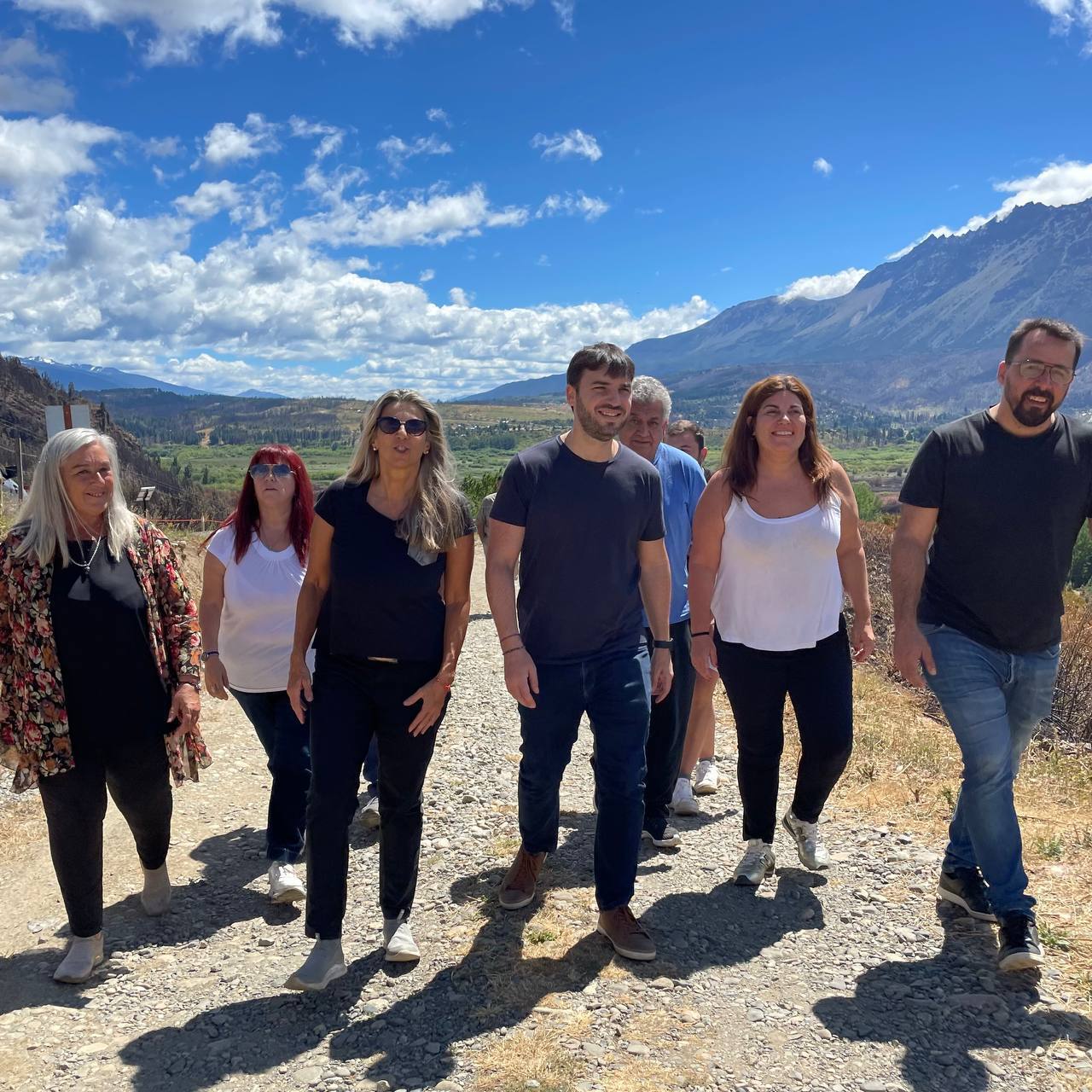 Torres junto a Caminoa recorrieron las zonas afectadas por los incendios en El Hoyo