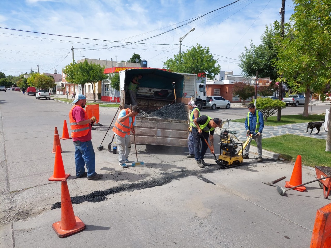 Continúa avanzando el plan de bacheo en la ciudad de Trelew
