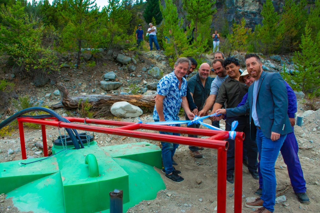 El Gobierno del Chubut firmó actas compromiso e inauguró obras en El Hoyo