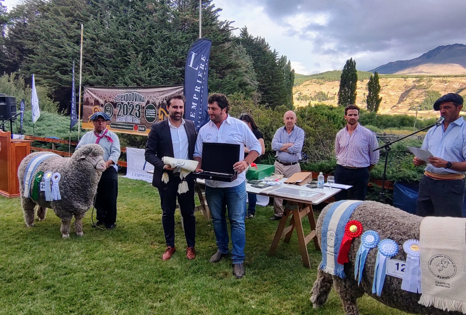 En la Expo Ovina, la Sociedad Rural y la Federación chubutense reconocieron el trabajo del Gobierno de Arcioni para potenciar al sector ganadero