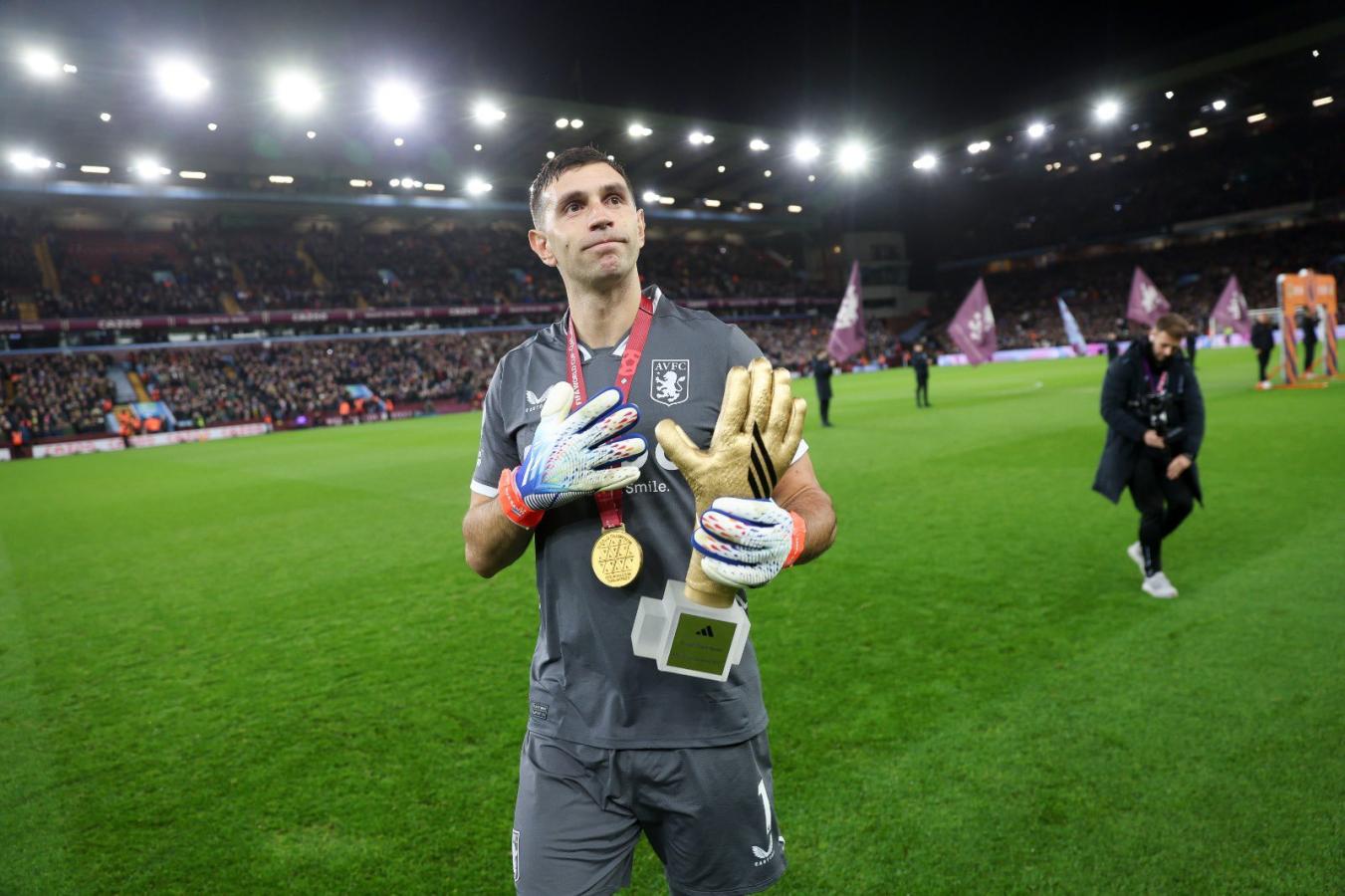 “Dibu” Martínez volvió y fue ovacionado en el empate del Aston Villa