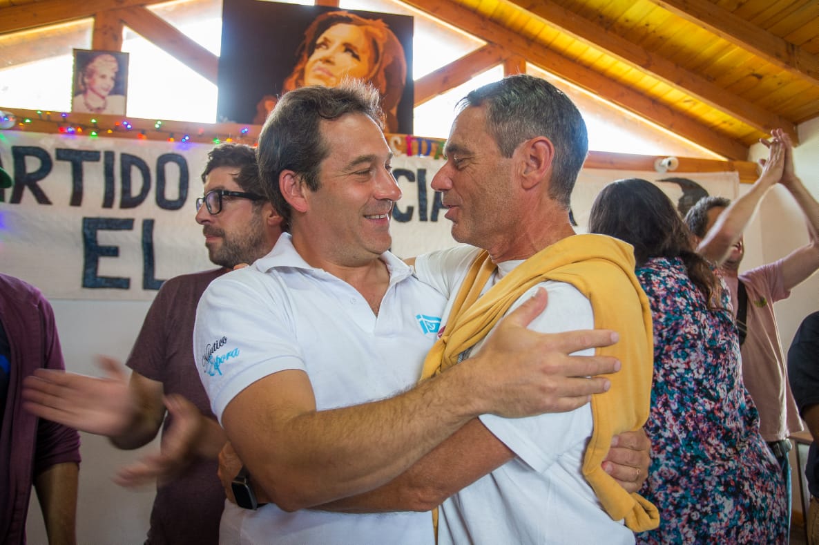 Luque pidió “terminar” con los regionalismos, dijo que cada Comarca “trabaja por su lado”, afirmó que su proyecto “no tiene padrinazgos políticos” y por eso “es de todos”