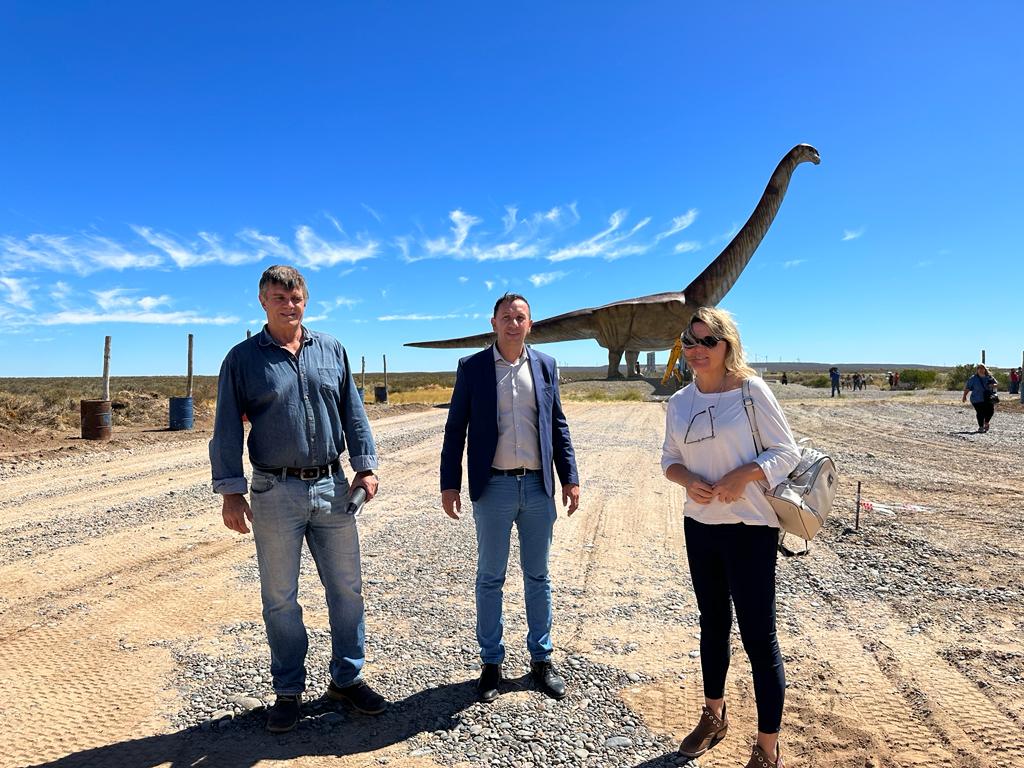 Maderna supervisó el inicio de la obra del Centro de Visitantes del Patagotitan que tendrá una inversión final de $ 53 millones y que registra hasta 800 visitas por día