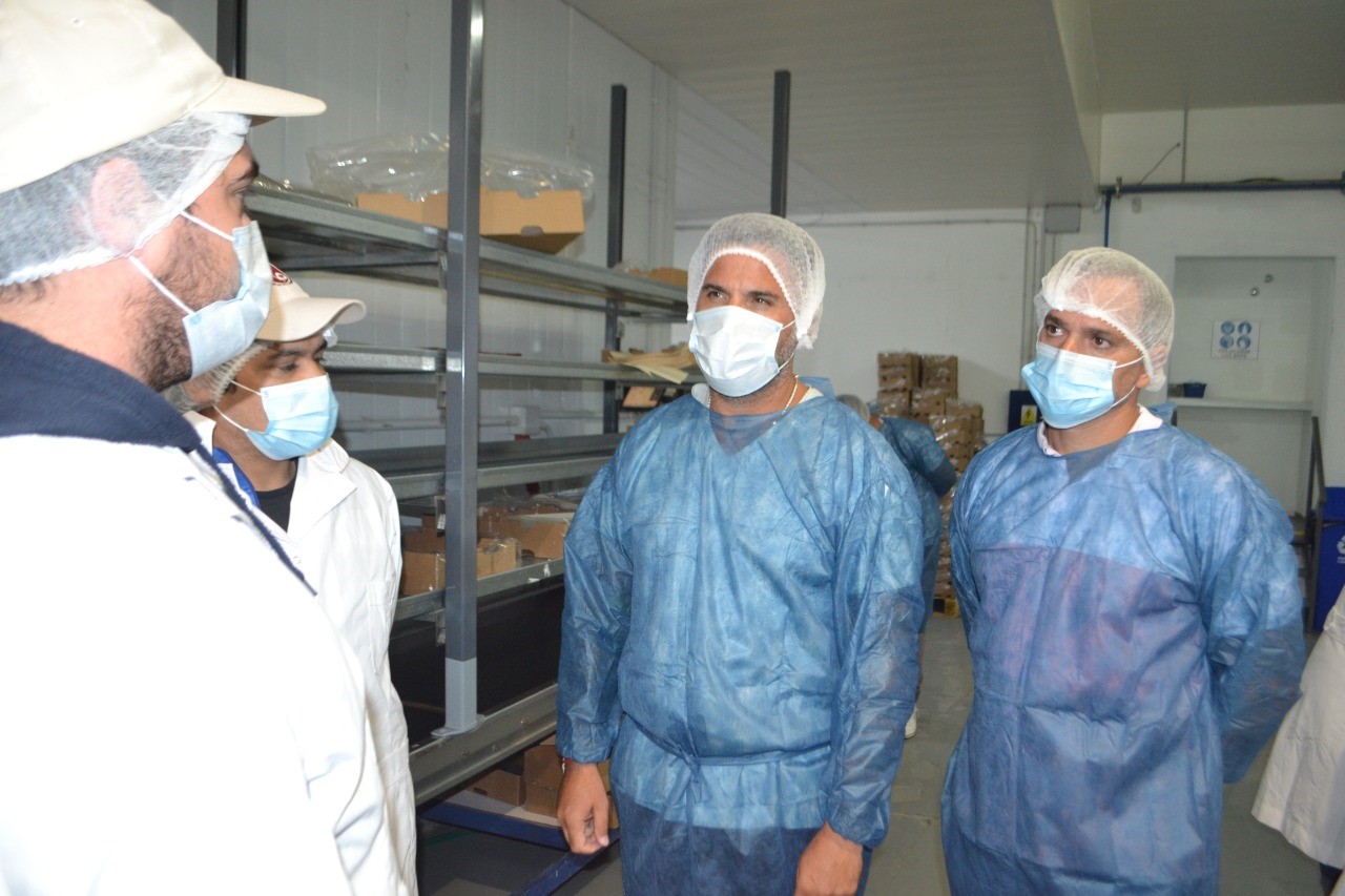 Mamet visitó una empresa empaquetadora de cerezas y pidió “potenciar al sector privado y dejar de poner palos en la rueda”