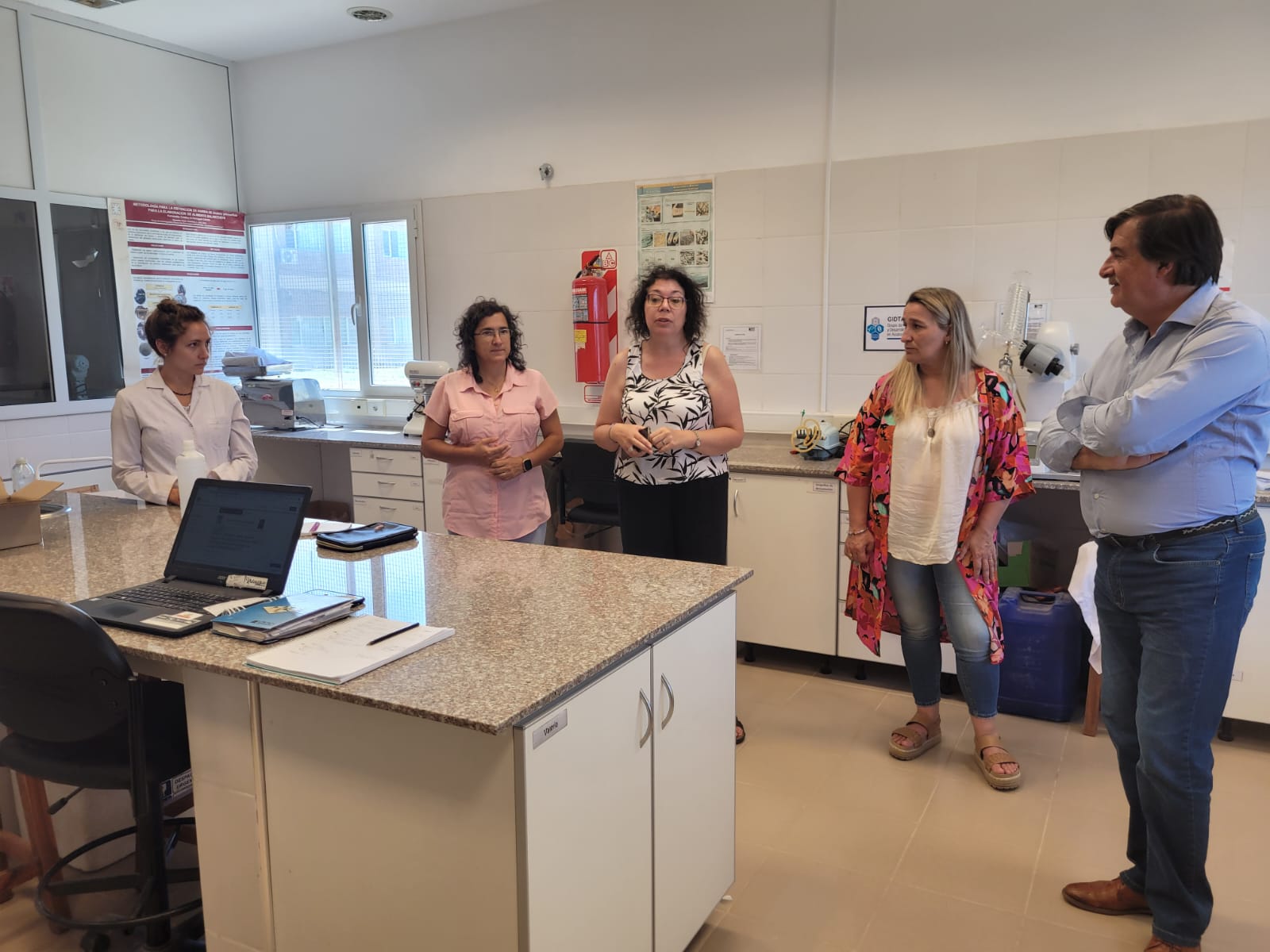 Autoridades de SENASA recorrieron los laboratorios de UTN Chubut