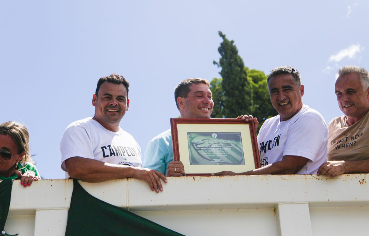 La caravana de festejo de Germinal pasó por la Municipalidad y Biss le entregó un reconocimiento al club por su ascenso al Torneo Federal A