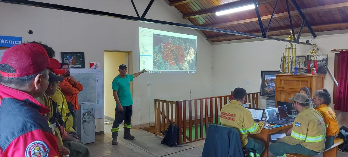 Gran despliegue de brigadistas y medios aéreos para controlar incendio en cercanías del Parque Nacional “Los Alerces”