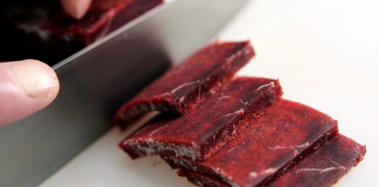 Ya venden carne de ballena en máquinas expendedoras: Cuesta de 7 a 23 dólares y hay un fuerte rechazo de conservacionistas