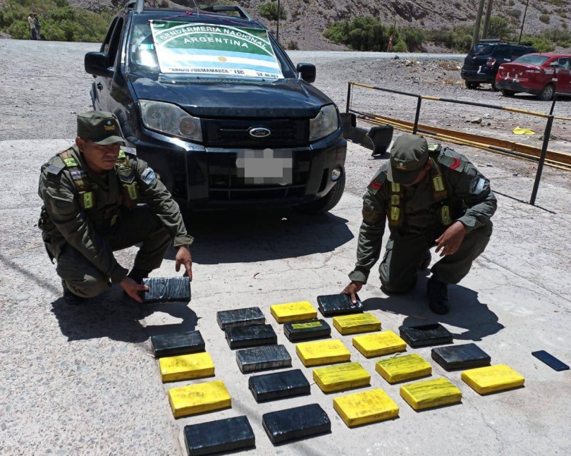 Transportaba 25 kilos de cocaína acondicionados en un doble fondo del vehículo