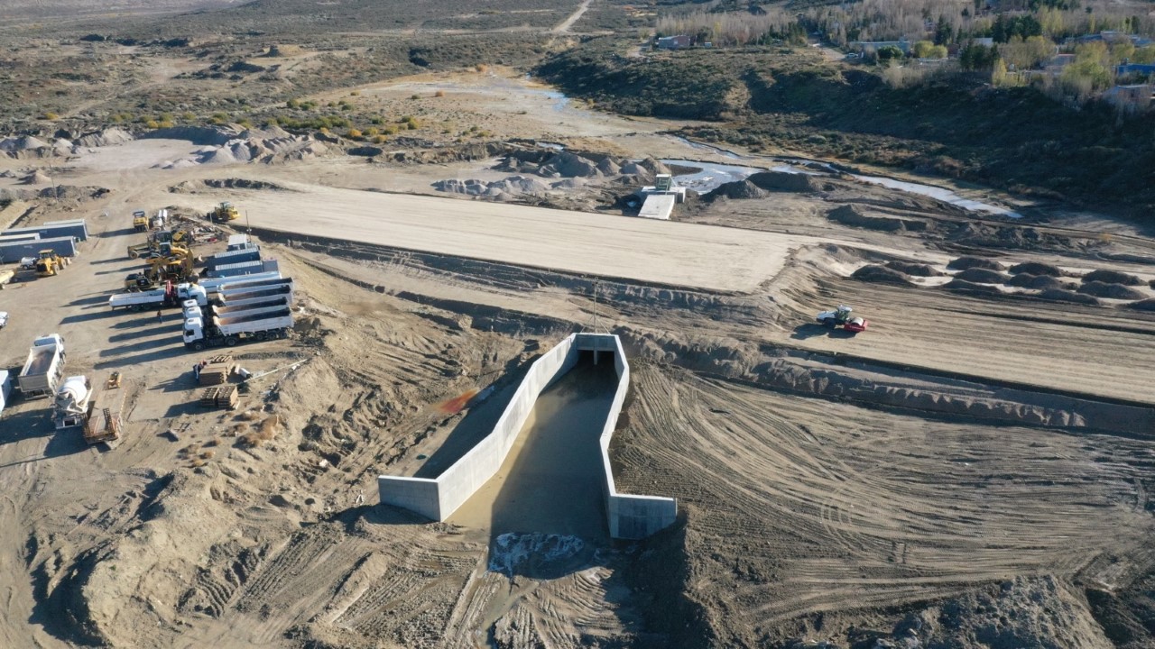 Luque inauguró el Reservorio 04, una obra emblema de su gestión que permitirá contener el barro y el agua ante eventuales inundaciones