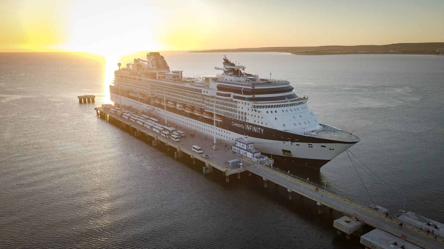 Amarró el crucero Celebrity Infinity Puerto Madryn con más de 2.000 pasajeros