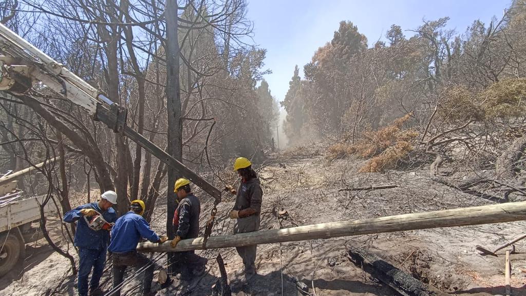 El Gobierno provincial continúa reparando las líneas eléctricas afectadas por los incendios en la cordillera