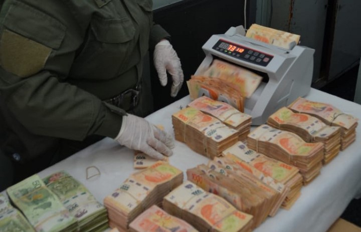 Una pasajera trasladaba un bolso que contenía más de 7 millones de pesos sin aval legal