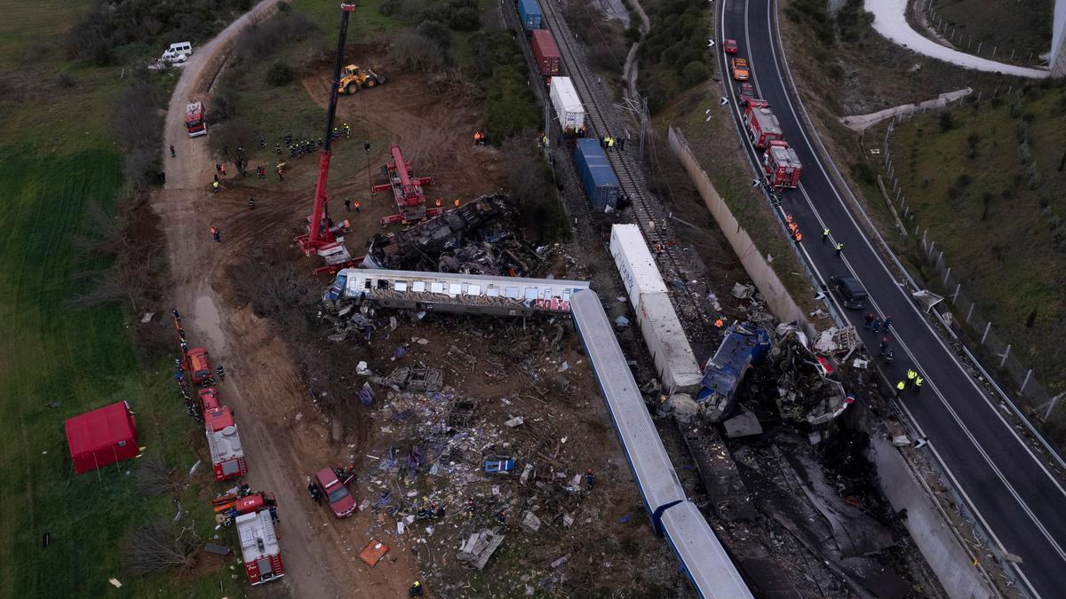 Tragedia en Grecia: Al menos dieciséis muertos y 85 heridos por el choque entre dos trenes