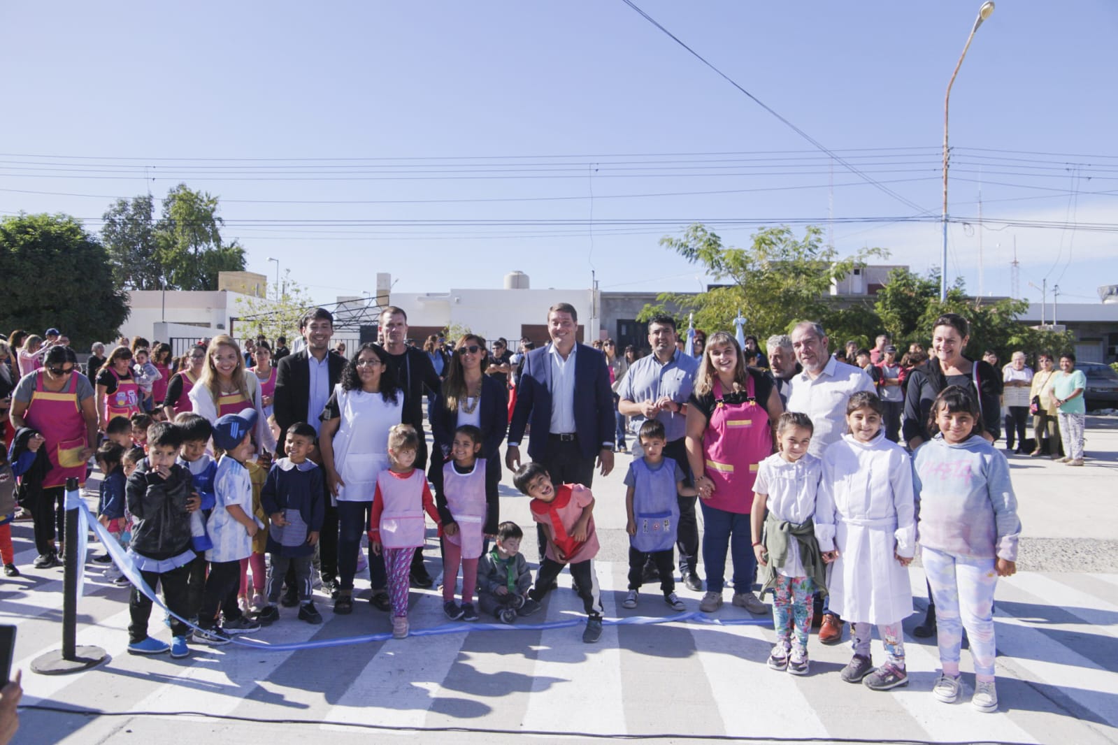 Biss inauguró junto a Grazzini el pavimento en el acceso a la Escuela n° 185 de Rawson