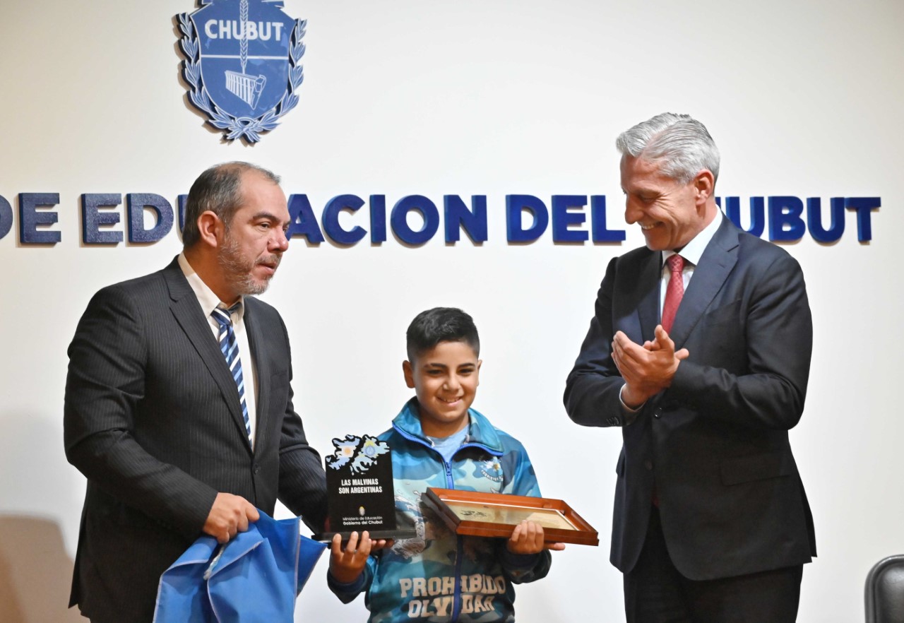 Ley Thiago: Arcioni firmó el proyecto para que alumnos y docentes de Chubut lleven la imagen de Malvinas en guardapolvos y uniformes