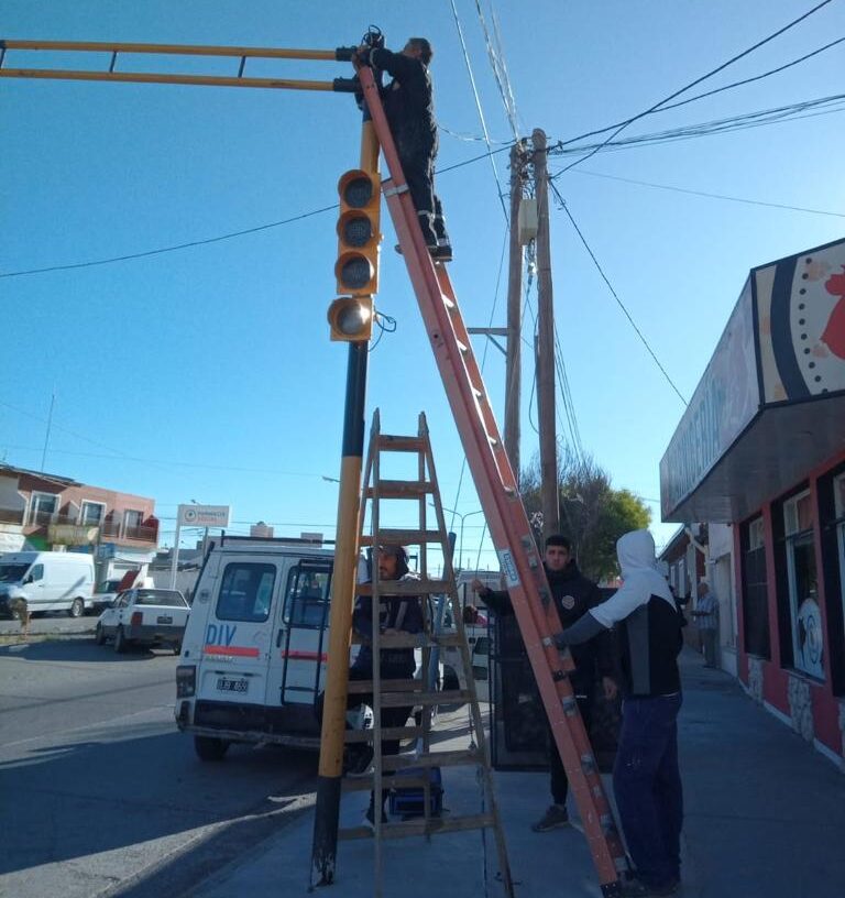 Reparan semáforos en Rawson y proyectan la colocación de nuevos equipos