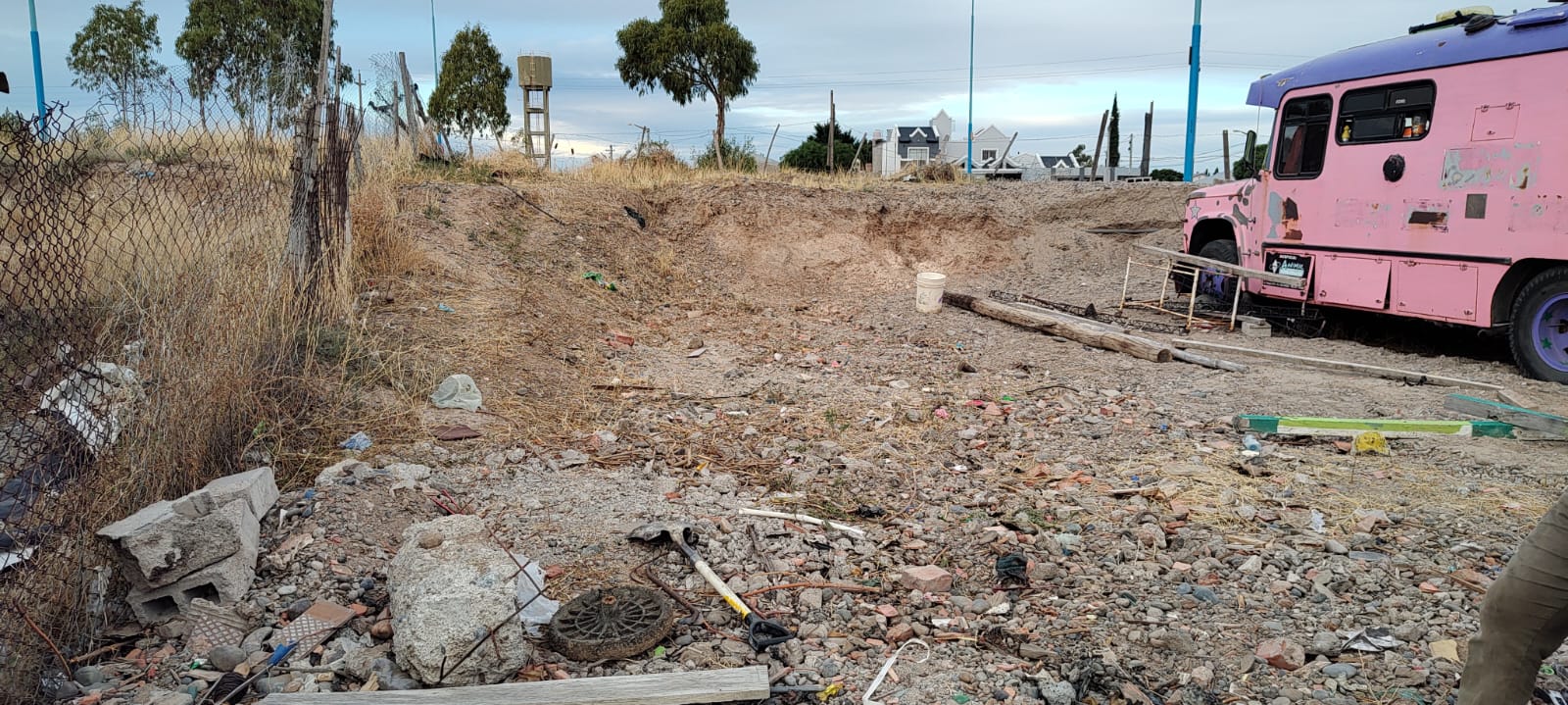 Trelew: La usurpación de un terreno por donde pasa un acueducto con una válvula esclusa, pone en riesgo la provisión de agua potable a numerosos barrios