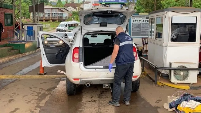 Encontraron a una persona con u$s93.700 sin declarar rumbo a Brasil