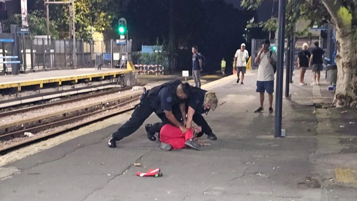 Detuvieron en la estación de Flores a un hombre que portaba una granada