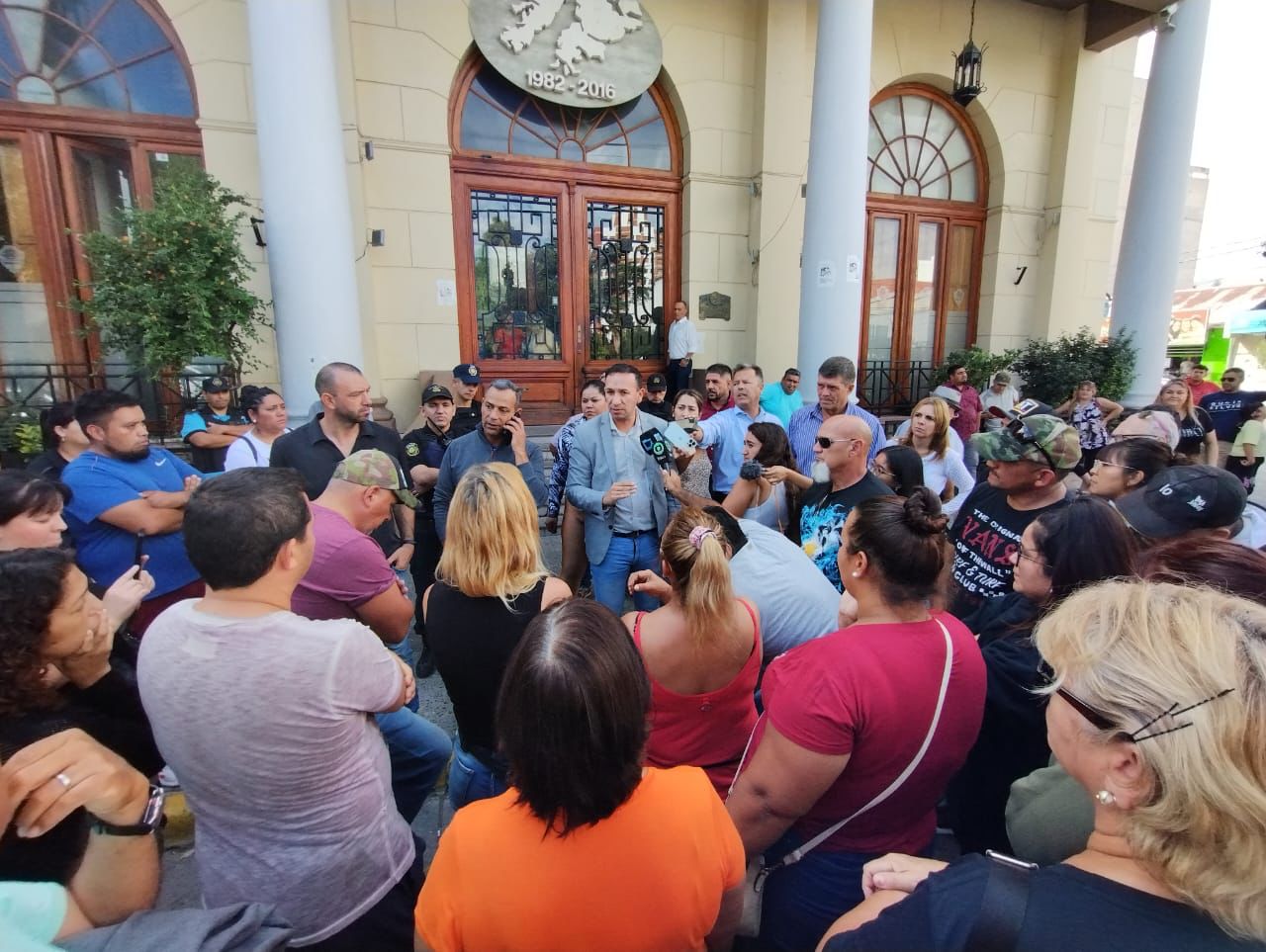 Maderna recibió a los vecinos afectados por los cortes de luz y adelantó que se avanzará en una medida cautelar