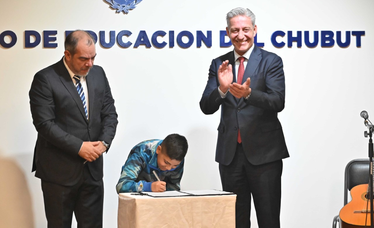 Grazzini: “Para nosotros es muy importante ´malvinizar´ la educación porque en Chubut está muy arraigado el sentimiento hacia los excombatientes