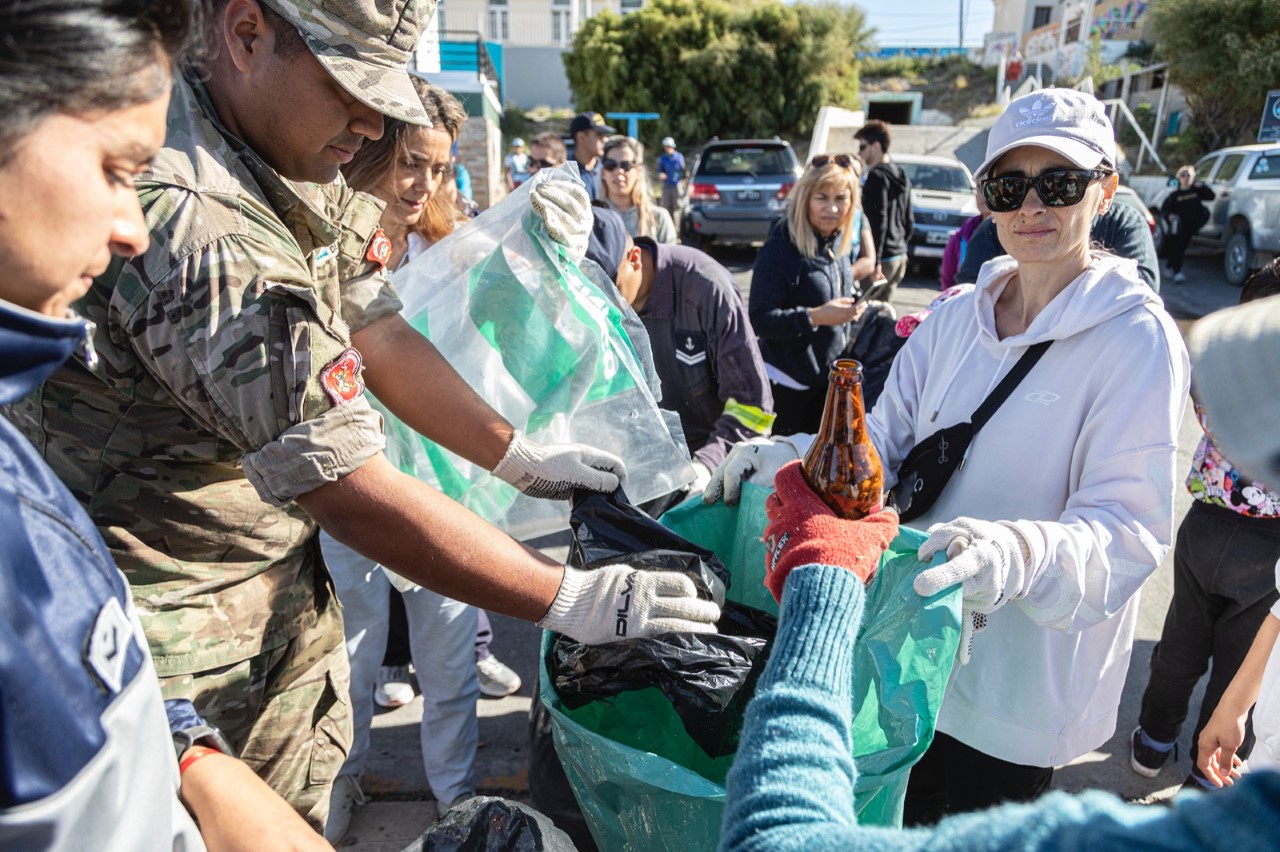 Comodoro: Un centenar de voluntarios limpiaron la costanera céntrica