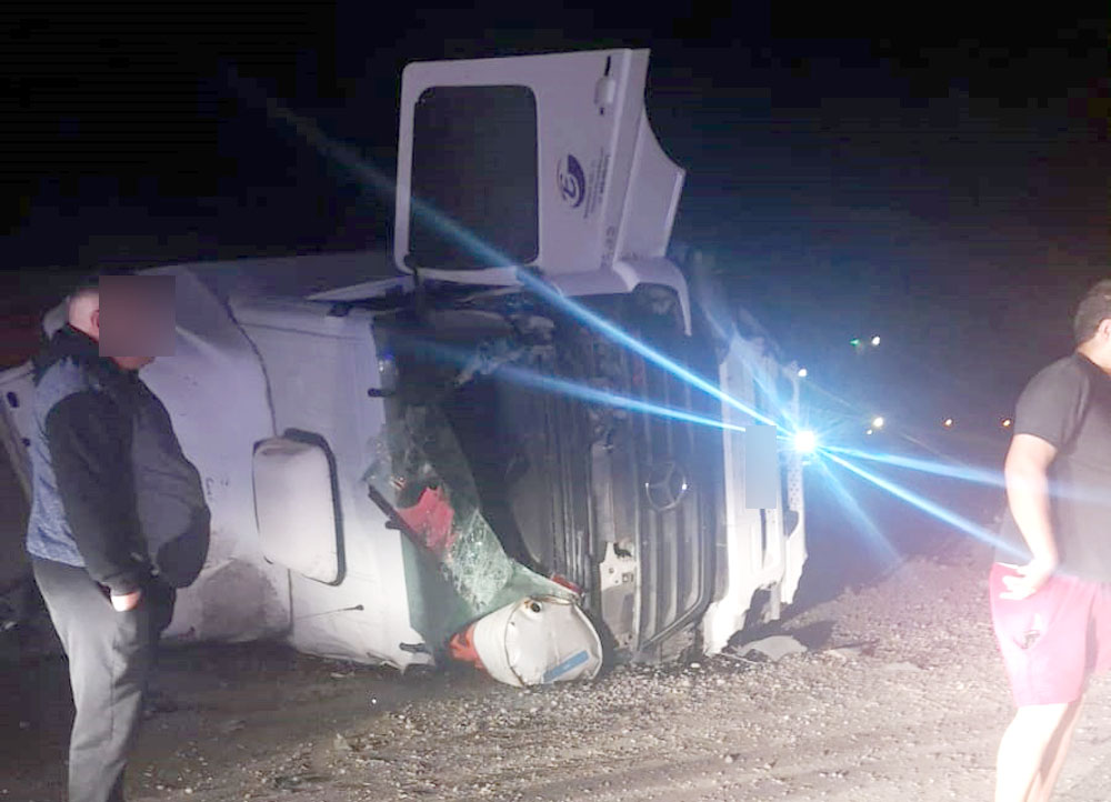 Un camión chocó contra un barril en la Doble Trocha Trelew – Puerto Madryn y el conductor fue hospitalizado