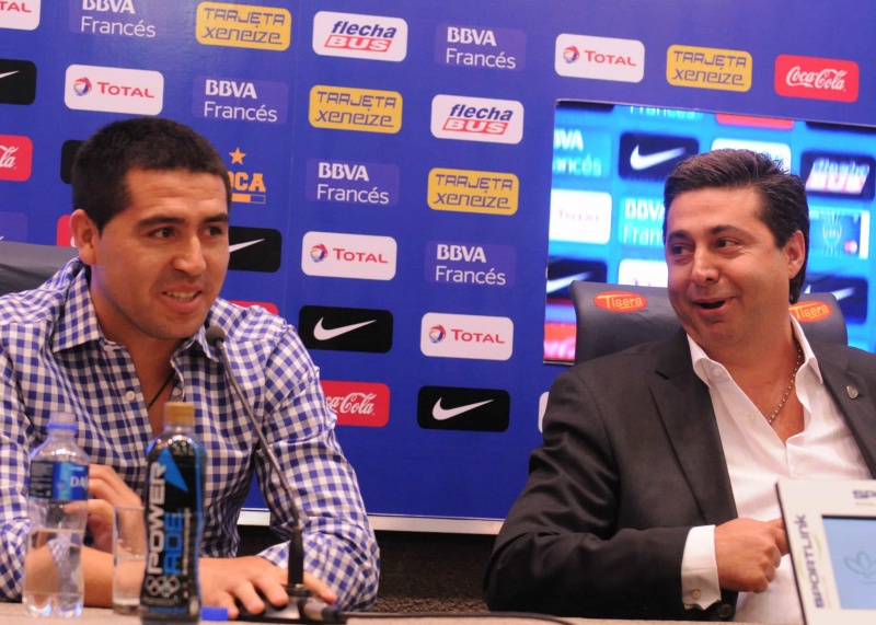 “Se cree su propia mentira”: Angelici criticó a Juan Román Riquelme