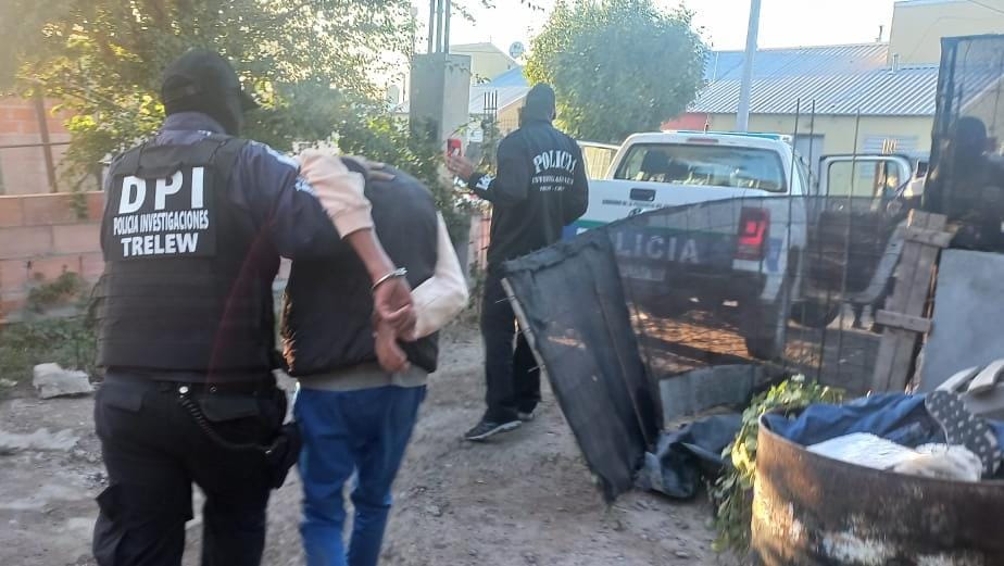 Detuvieron al asesino de Iván Smith tras una serie de allanamientos en Trelew: Es un joven de 17 años que fue trasladado al centro de detención de menores