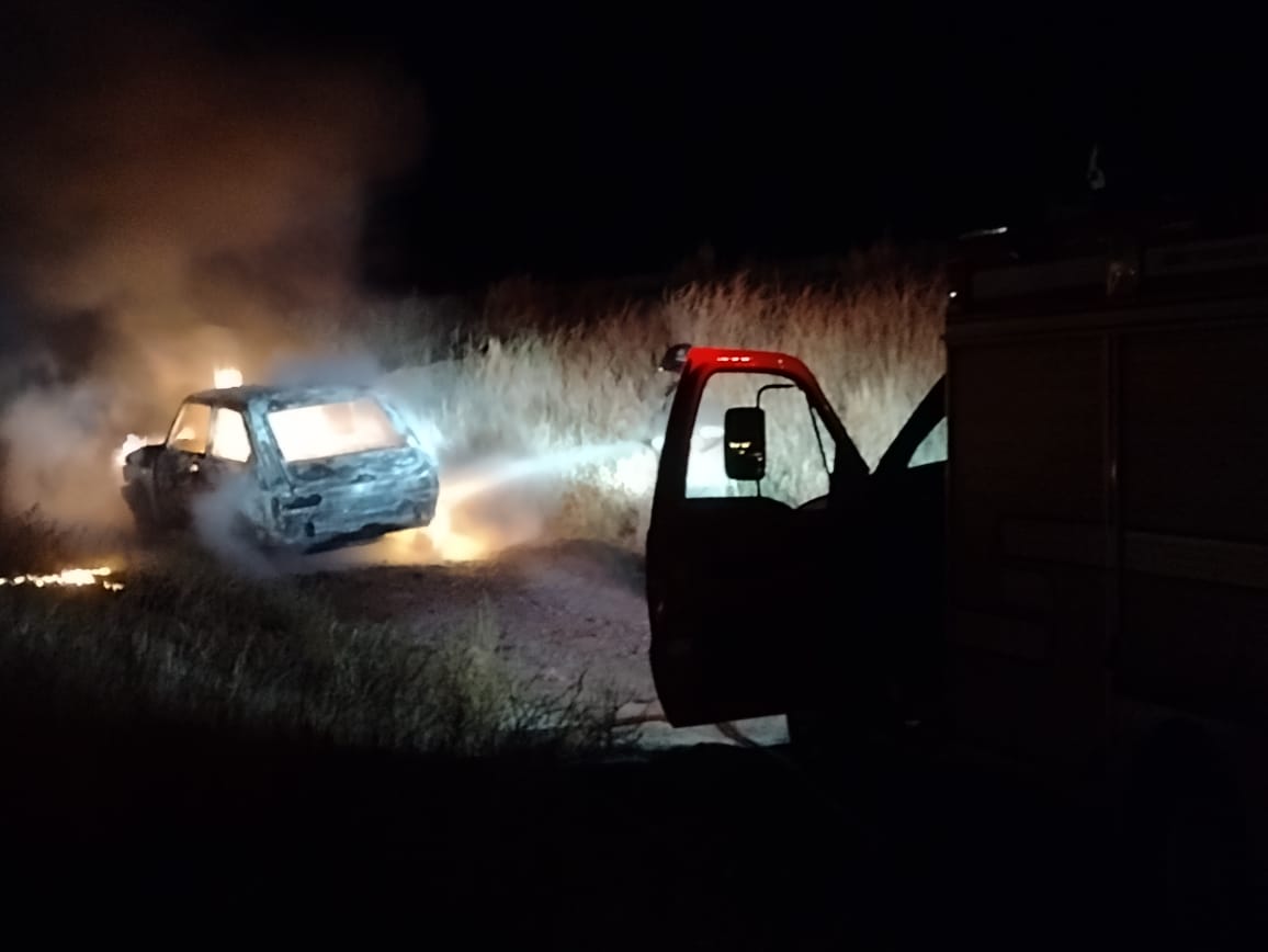 Trelew: Prendieron fuego un auto en cercanías de la Base Almirante Zar y por el momento no hay detenidos ni sospechosos