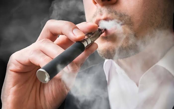 Prohíben la importación, comercialización y publicidad de vapeadores en el país