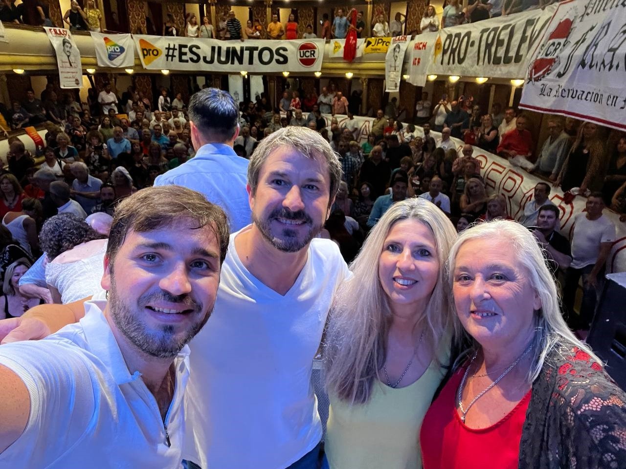 Gerardo Merino cerró su campaña junto a Nacho Torres y más de 600 afiliados de Juntos por el Cambio Trelew