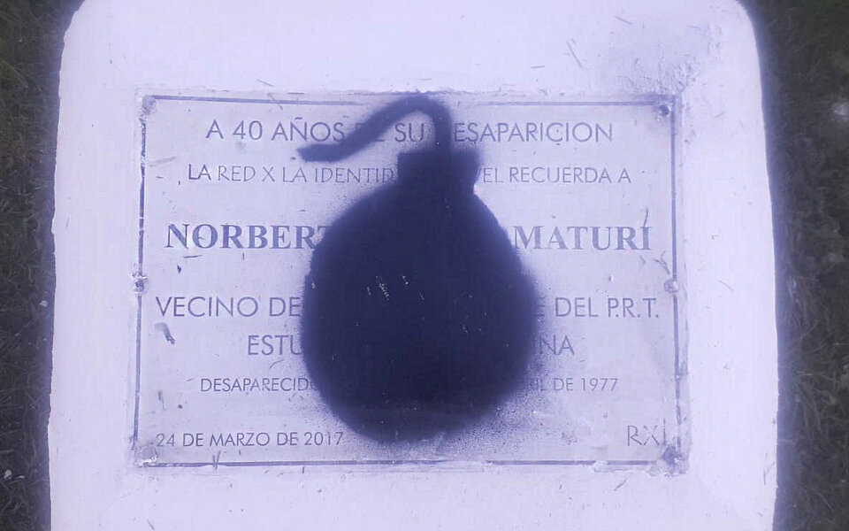 Repudio total en Esquel: Vandalizaron las placas que recuerdan a desaparecidos