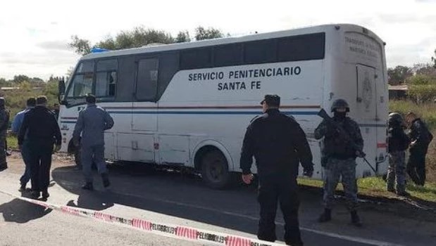 Atacan un micro que trasladaba a penitenciarios rumbo a la cárcel santafesina de Piñero