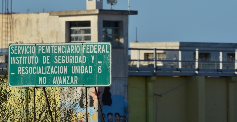 Los efectos de las amenazas a Messi: Allanaron el penal de Rawson y encontraron un sistema que les permitía pasarse los celulares de una celda a la otra