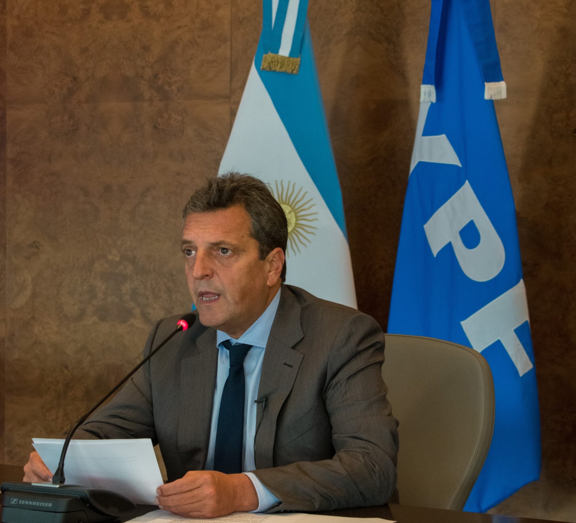 Massa ratificó nuevo marco legal para inversiones y anunció distribución de dividendos en YPF