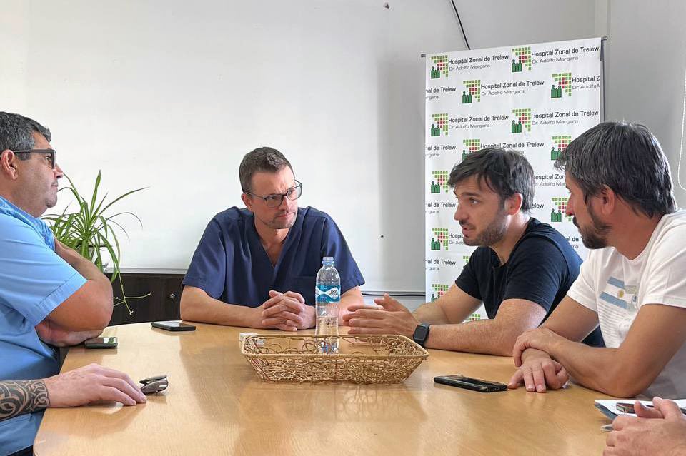 Torres y Merino visitaron el Hospital Zonal de Trelew y conversaron con el personal de salud