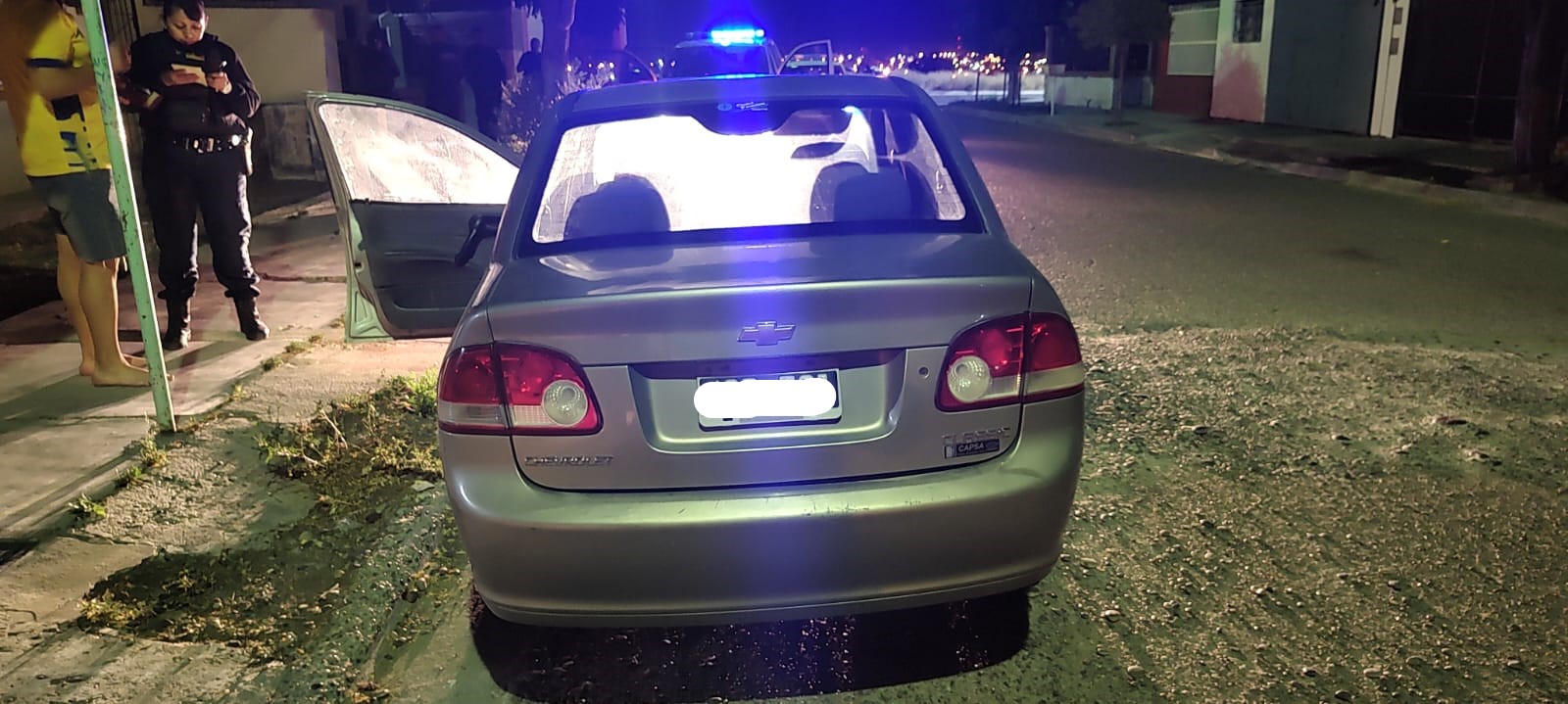 Trelew: Lo vio robar en el interior del auto desde una ventana de su casa, llamó a la Policía, lo detuvieron y encontraron que tenía pedido de captura