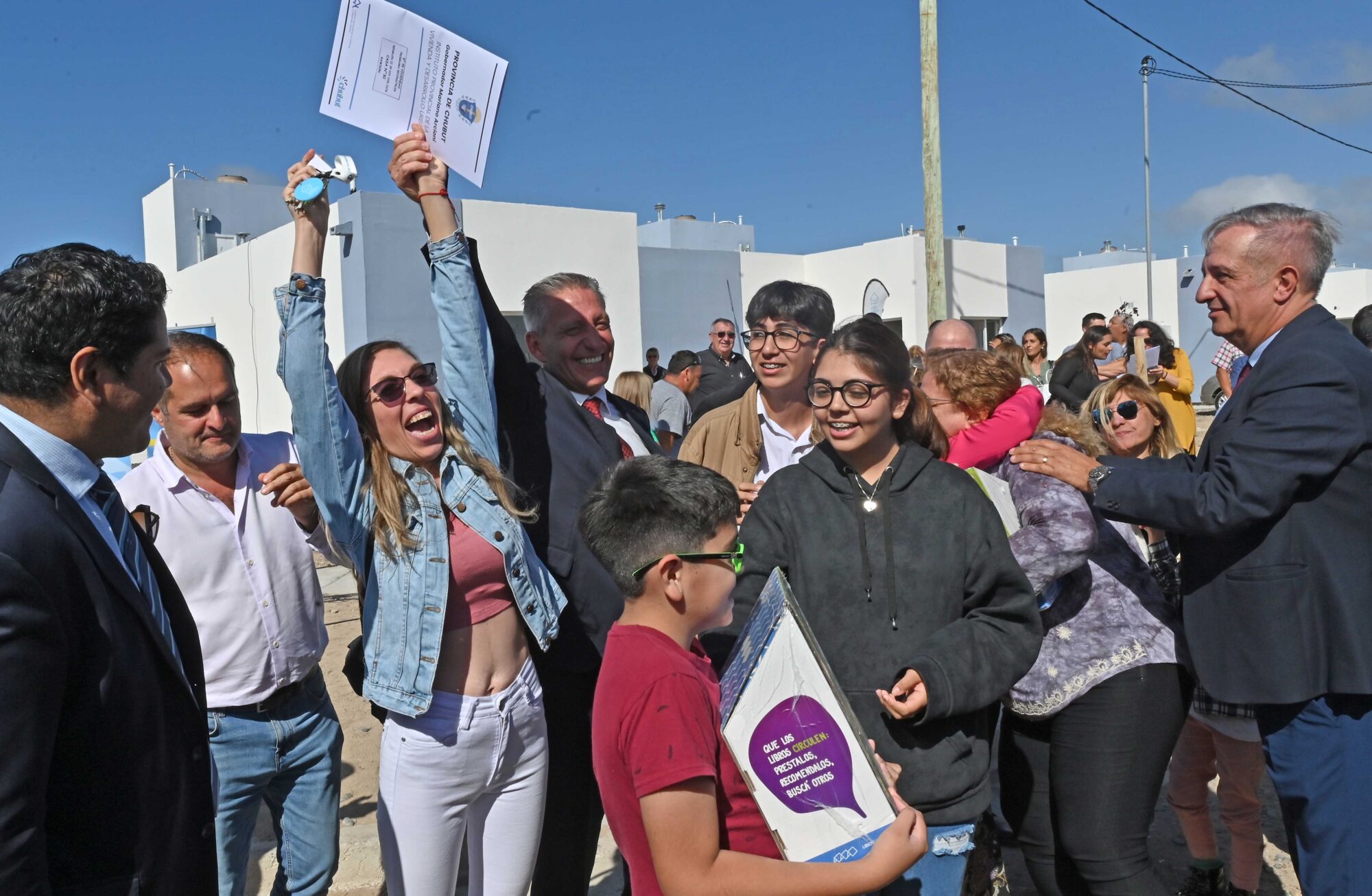 Arcioni entregó 95 viviendas a familias de Rawson y dijo que “nuestra manera de responder es dando soluciones”