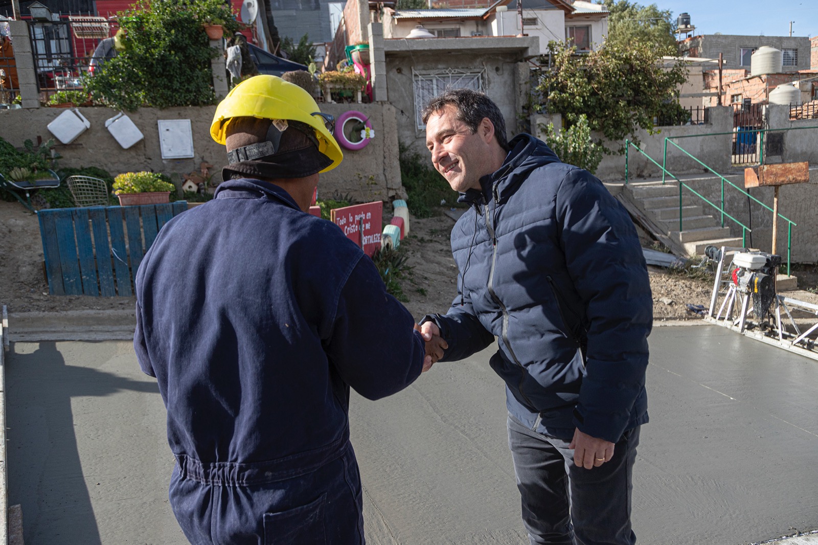 Luque recorrió una nueva obra de pavimento y cordón cuneta y dijo que “seguimos transformando la ciudad, llevando calidad de vida a los vecinos”