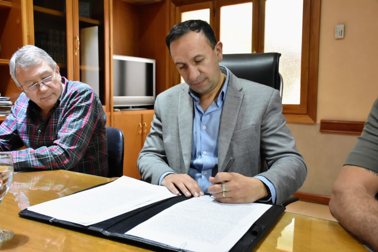 Maderna firmó el contrato de adjudicación de la obra de pavimentación de la calle Oris de Roa