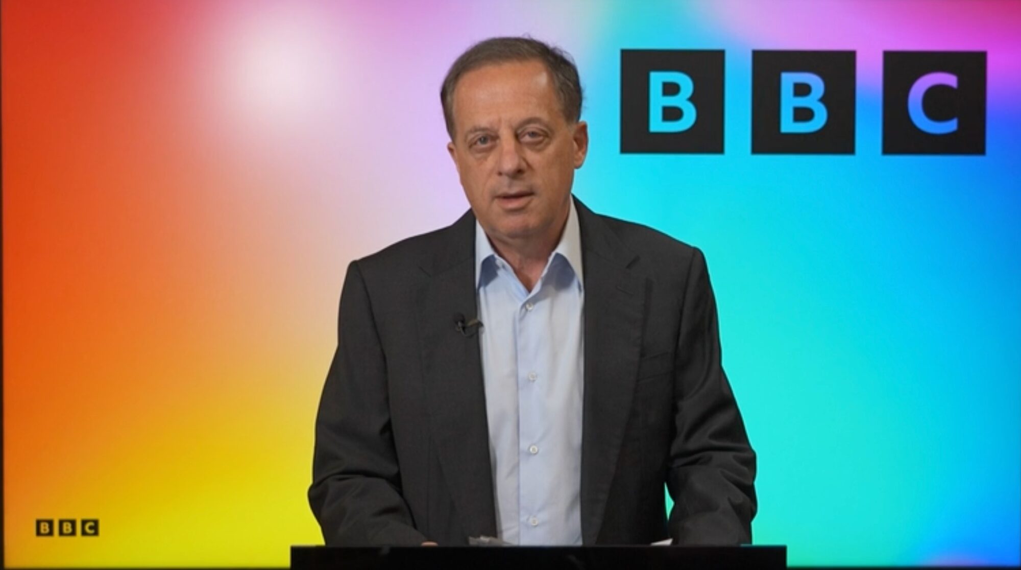 El presidente de la BBC renunció envuelto en un escándalo de conflicto de intereses que involucra al ex primer ministro Boris Johnson