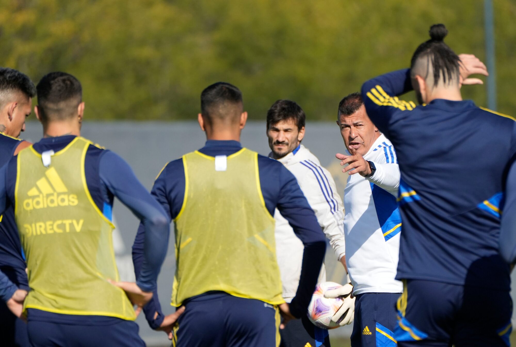 Almirón prepara un equipo de Boca con varios suplentes para visitar a Central el domingo