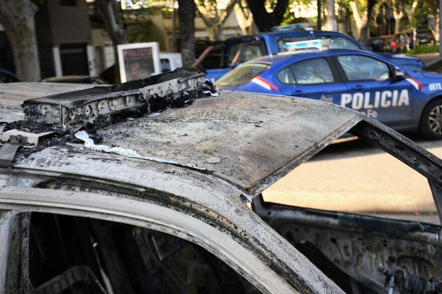 Arde Rosario: Arrojaron una molotov contra una comisaría, incendiaron un patrullero y dejaron un mensaje intimidatorio
