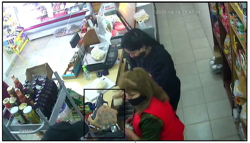Puerto Madryn: Entró a robar encapuchado a una fiambrería, pero lo descubrieron por un tatuaje en la mano que firmaron las cámaras del lugar