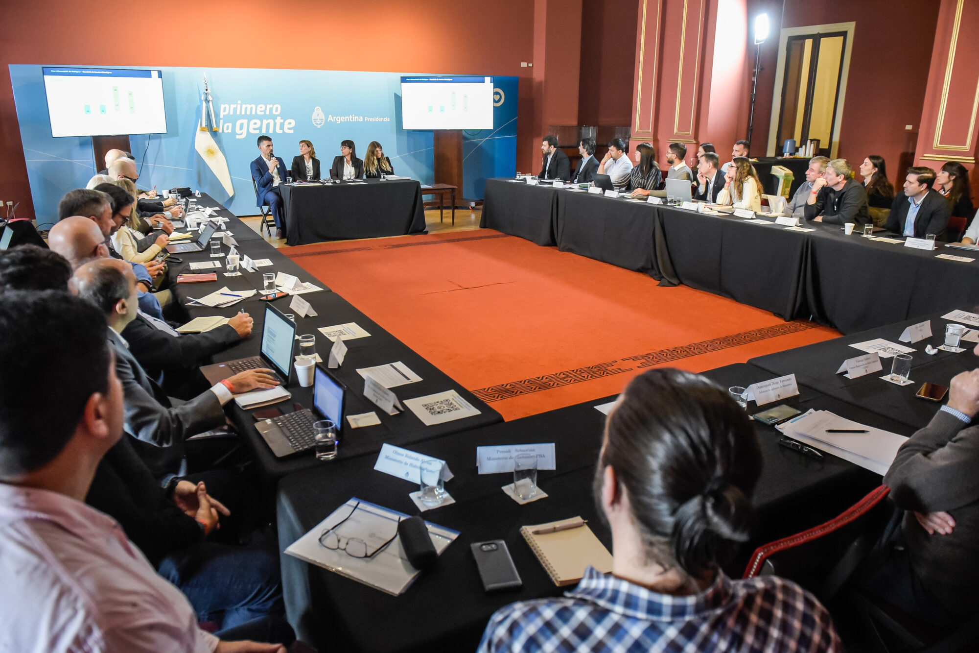 El Gobierno avanza en la búsqueda de consensos para la promoción de la energía del hidrógeno