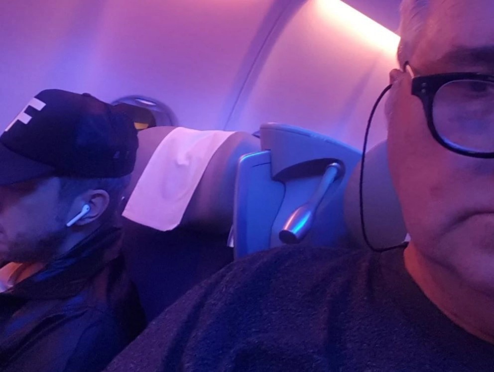 Jey Mammon viajó a España y su compañero de asiento lo escrachó con una foto para mostrar cómo se camufló y no ser reconocido en el avión