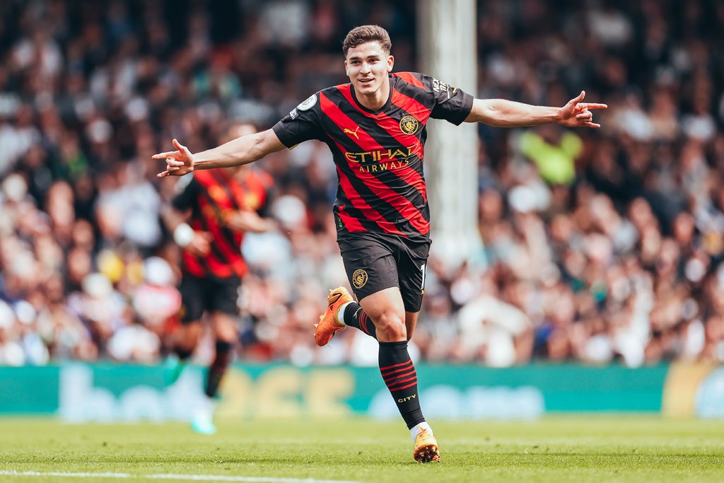 Con un golazo de Julián Álvarez, Manchester City ganó y es el nuevo líder de la Premier League