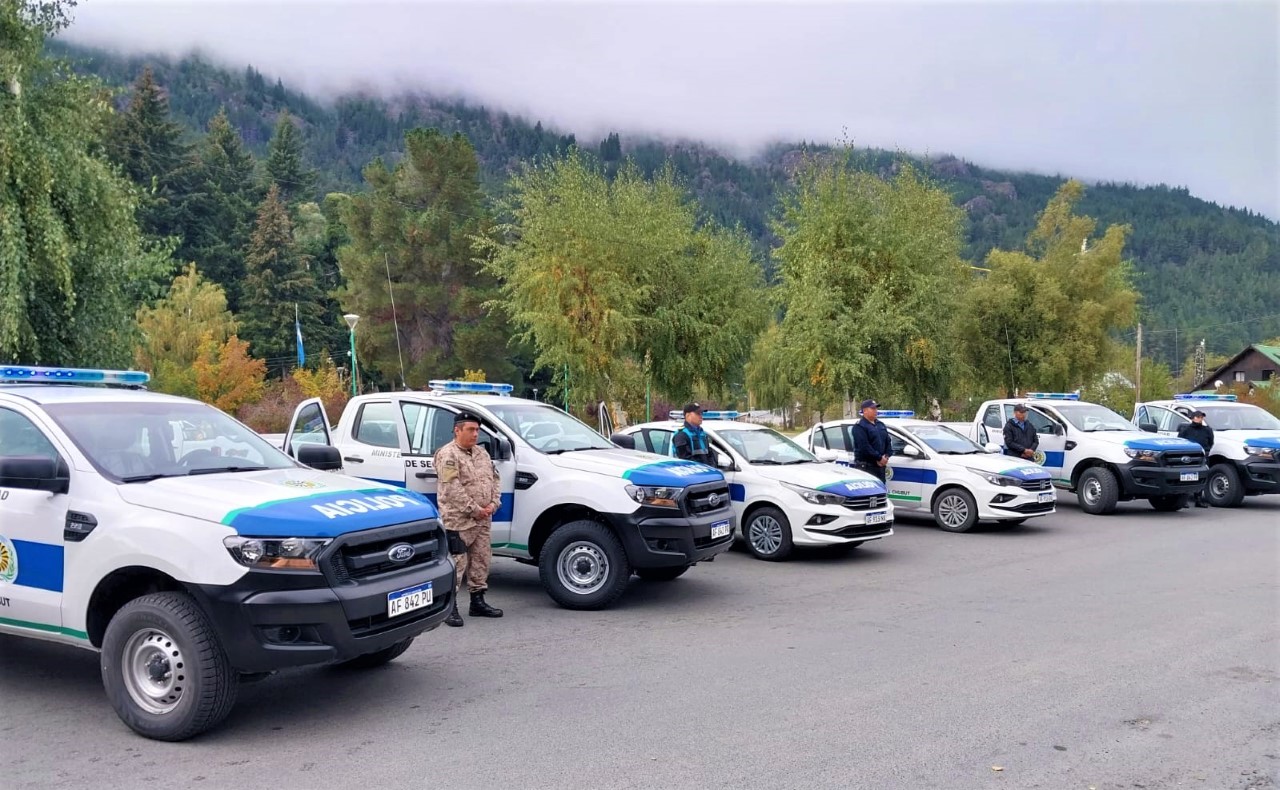Chubut puso en funciones un puesto de control con cámaras y entregó 6 patrulleros en la Comarca Andina